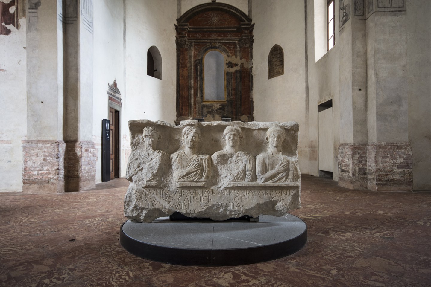 vista della cappella Meli con in primo piano la stele degli arruntii